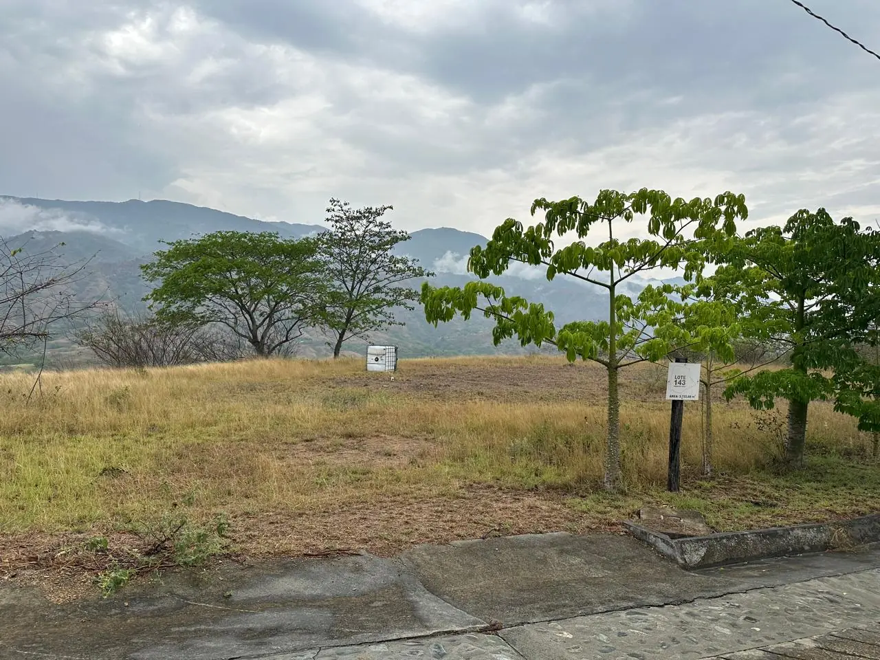 Lote 143 de Cerros de la Antigua, con vía pavimentada y vista a las montañas