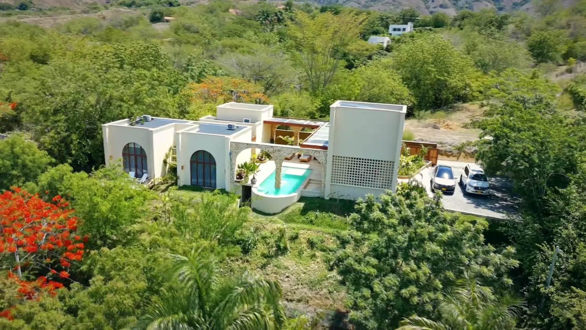 Recorrido aéreo sobre casas campestres con piscina y un conjunto residencial con piscina de carriles en Antioquia