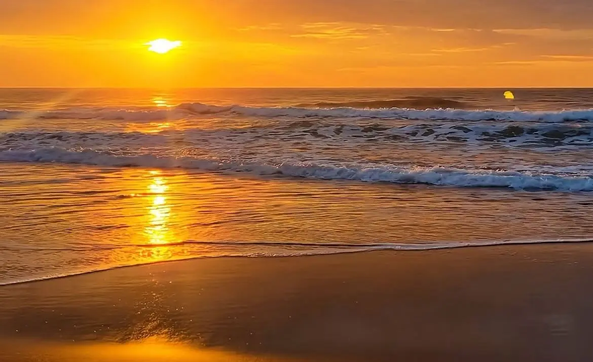 Atardecer sobre el mar en la playa cercana a la propiedad